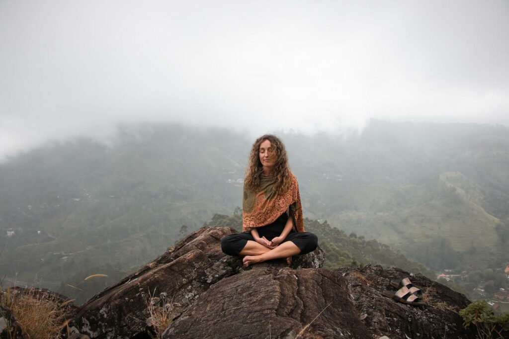 Frau Yoga Meditaton Berg Meditation für Beerdigungen und Trauer
