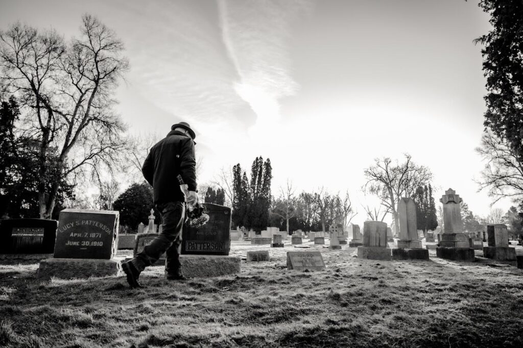 Mann schwarz gekleidet Friedhof Beerdigung Schwarzes oder weißes Hemd