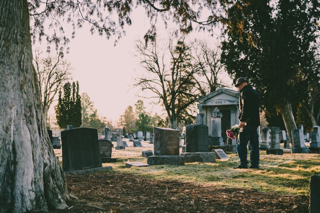 Mann Friedhof Trauer Blumen Trauerbewältigung durch Worte Die Kraft von Trauerreden